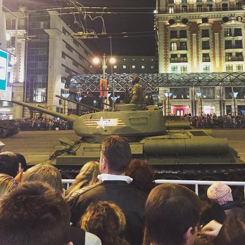 D&ugrave; mới l&agrave; tổng duyệt, người d&acirc;n đ&atilde; k&eacute;o đến đ&ocirc;ng k&iacute;