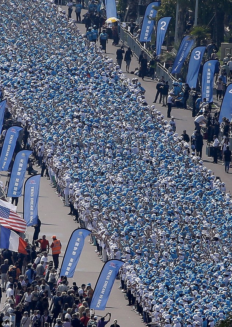 Nh&acirc;n vi&ecirc;n tập đo&agrave;n Tiens tạo h&igrave;nh th&agrave;nh cụm từ Giấ