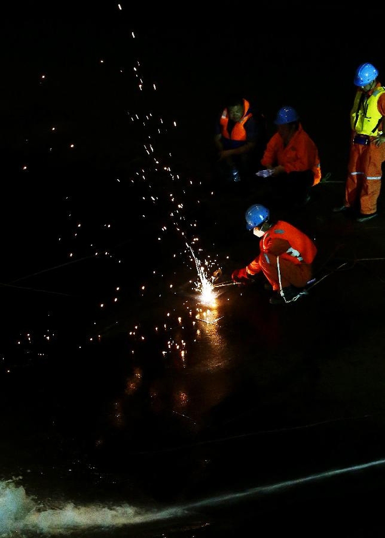 Đội cứu hộ cắt phần đ&aacute;y t&agrave;u để tiếp cận b&ecirc;n trong