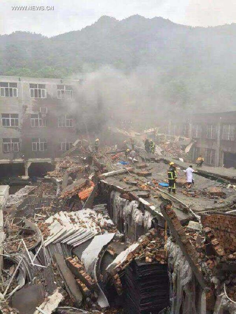 Hiện trường vụ sập nh&agrave; m&aacute;y sản xuất gi&agrave;y