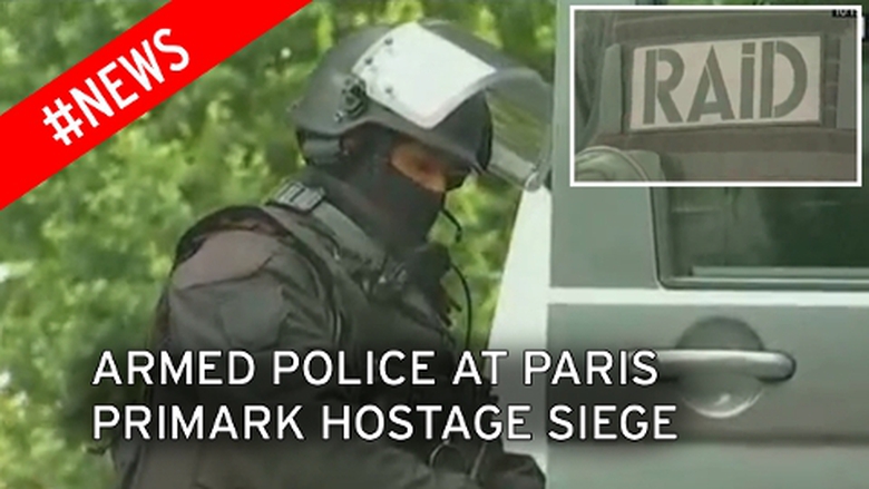 Cảnh s&aacute;t c&oacute; vụ trang hạng nặng lục so&aacute;t trung t&acirc;m 