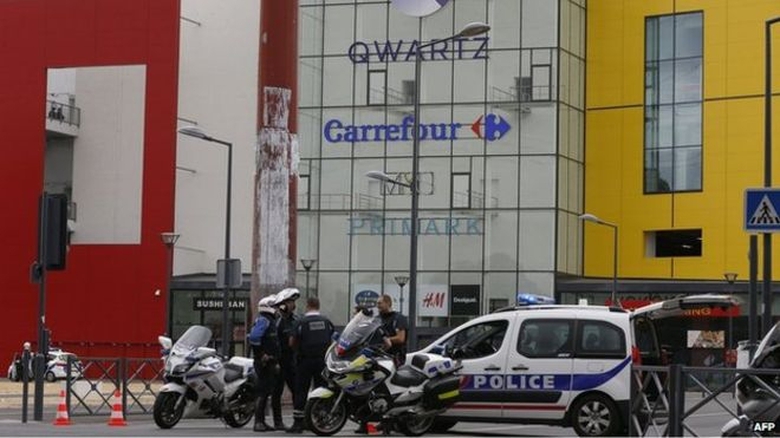 Cảnh s&aacute;t phong tỏa trung t&acirc;m mua sắm Primark