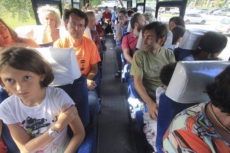 Hành khách được sơ tán khỏi máy bay 2