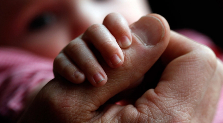 Cha mẹ bán con để trả nợ cờ bạc