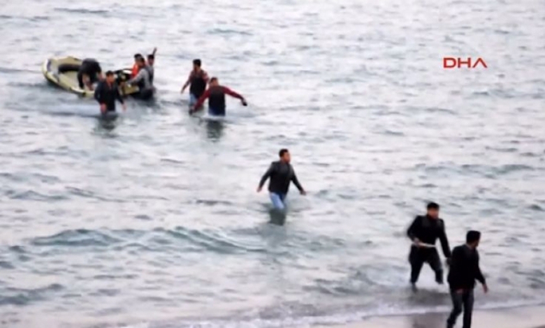 Hai cin t&agrave;u chở người tị nạn bị ch&igrave;m tre