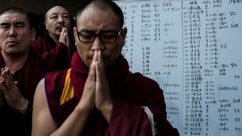 Nh&agrave; sư Đ&agrave;i Loan cầu nguyện cho c&aacute;c nạn nh