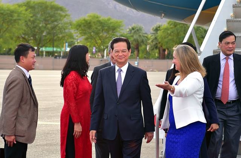 Đ&oacute;n đo&agrave;n đại biểu