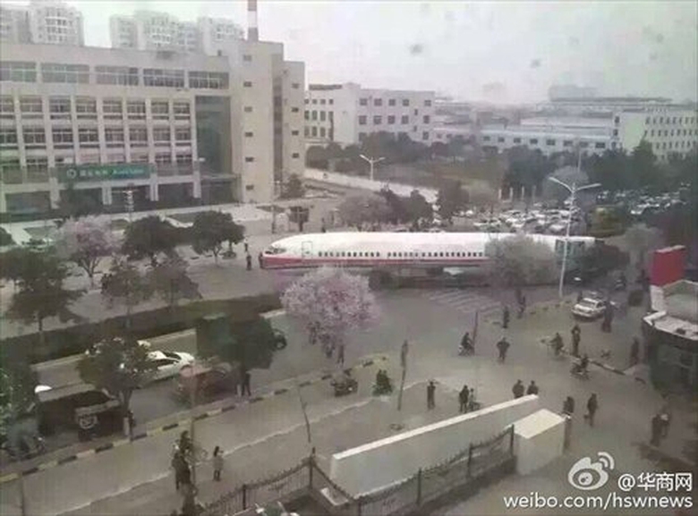 Máy bay quay đầu gây tắc nghẽn giao thông.