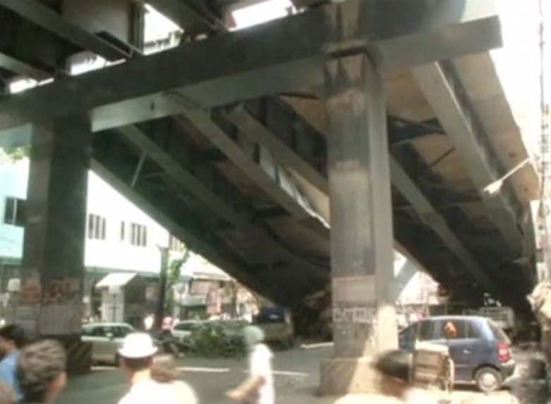 Dù đã huy động một cần cẩu 140 tấn cũ