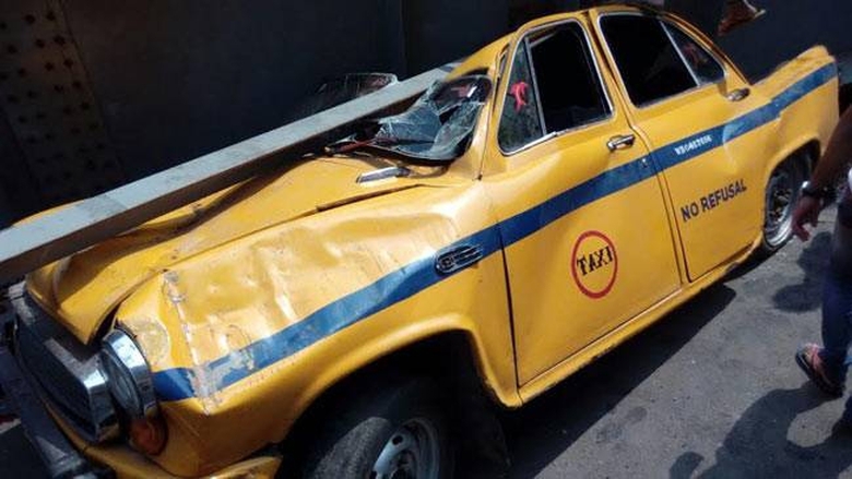 Một chiếc taxi bị thanh sắt của cầu vưo