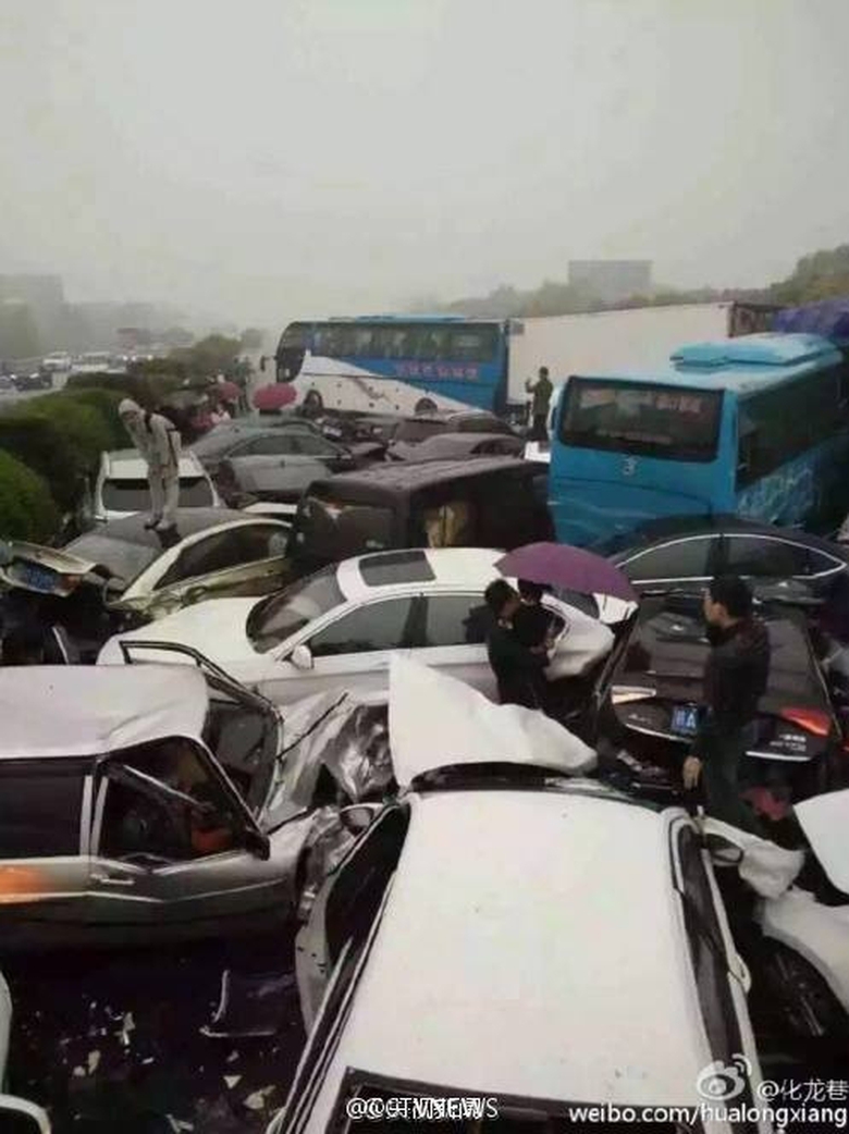 25 xe đâm liên hoàn trên đường cao tốc