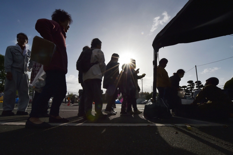 Cảnh xếp h&agrave;ng tuần tự chờ ph&acirc;n ph&aacute;t lu