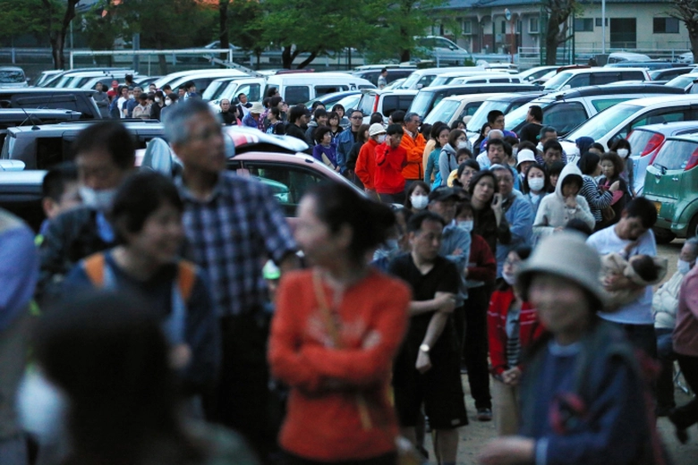 Người d&acirc;n b&igrave;nh tĩnh xếp h&agrave;ng chờ thực