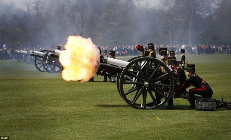 Anh bắn đại b&aacute;c mừng tuổi 90 của Nữ hoa