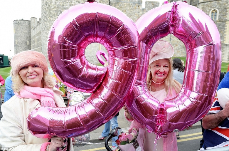 Người d&acirc;n Anh chuộng loại b&oacute;ng bay in h&igrave;nh số 90