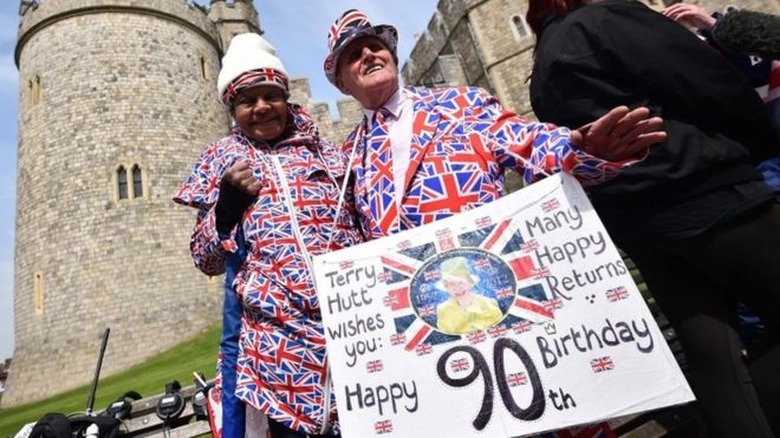 Người d&acirc;n mặc những trang phục sặc sỡ v&agrave; đặc sắc m