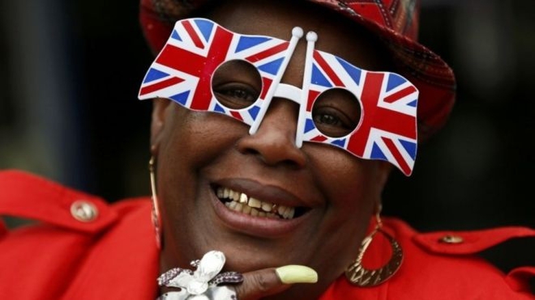 Người h&acirc;m mộ gia đ&igrave;nh Ho&agrave;ng Gia h&oacute;a trang sặc sỡ