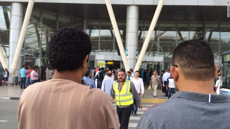 Th&acirc;n nh&acirc;n c&aacute;c nạn nh&acirc;n trong vụ m&aacute;y bay Ai Cập mất