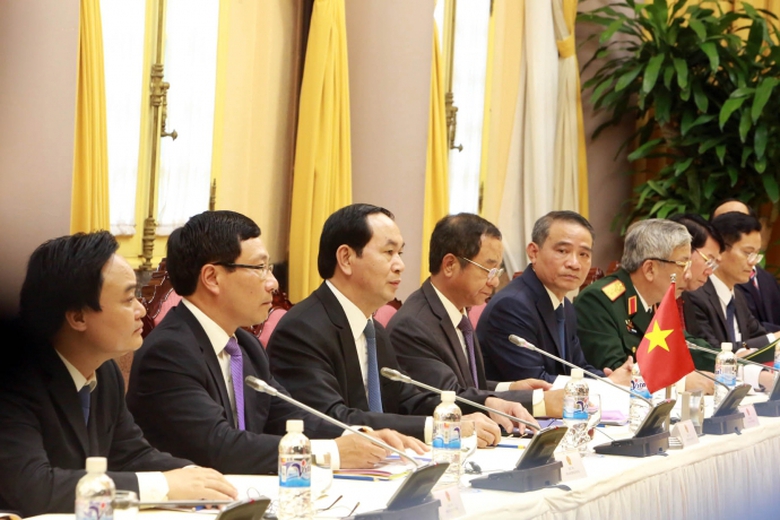 Ph&iacute;a đại biểu Việt Nam trong cuộc hội đ&agrave;m giữa Chủ