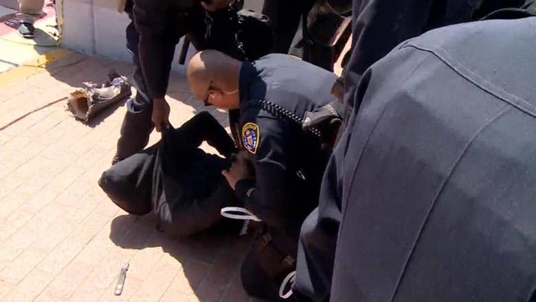 Cảnh s&aacute;t đ&atilde; bắt giữ &iacute;t nhất 12 người 