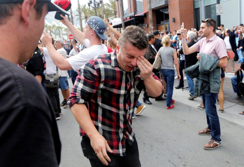 Một người biểu t&igrave;nh bị xịt hơi cay