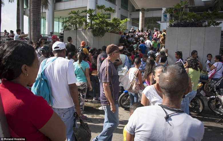 Đ&oacute;i kh&aacute;t v&agrave; chen lấn đẩy những người đ&atilde; đ&oacute;i ngh&egrave;o 