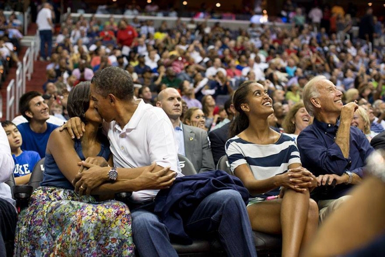 Khoảnh khắc ngọt ng&agrave;o khi &ocirc;ng Obama h&ocirc;n Đệ nhất ph