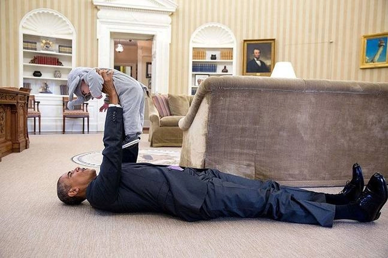 &Ocirc;ng Obama nằm lăn dưới đất, chơi đ&ugrave;a với con g&aacute;i c