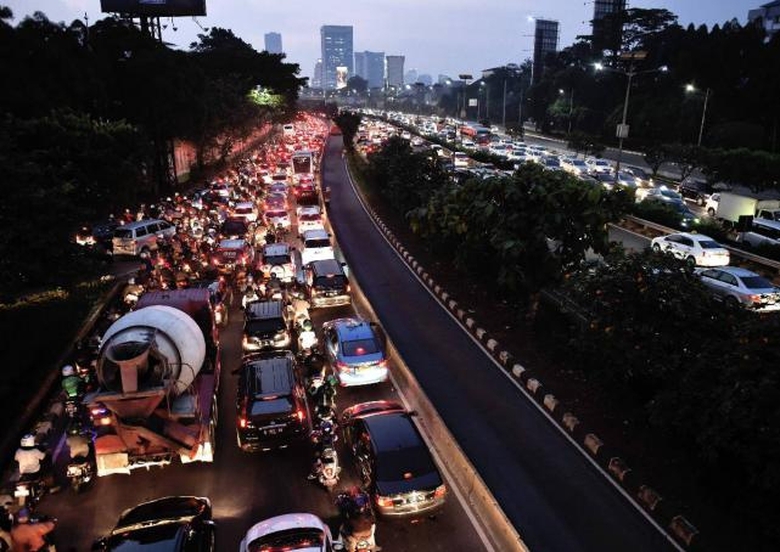 Cả &ocirc; t&ocirc; v&agrave; xe m&aacute;y chen ch&uacute;c nhau tr&ecirc;n đươ