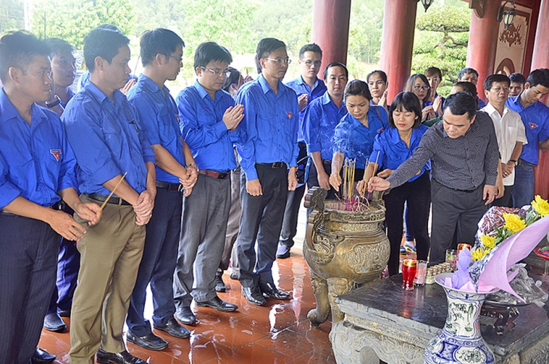 Đoàn thanh niên Bộ GTVT dâng hương tương 