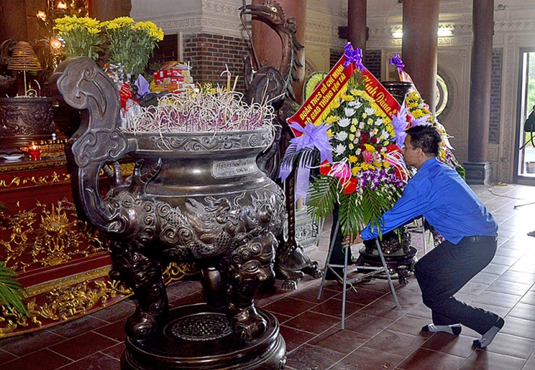 Đoàn thanh niên dâng hoa và hương, tưởng 