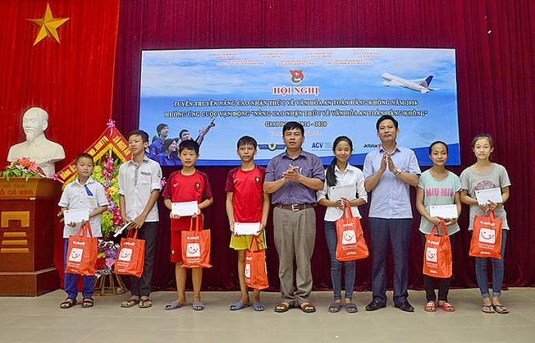 Đoàn thanh niên trao 30 phần quà cho các họ