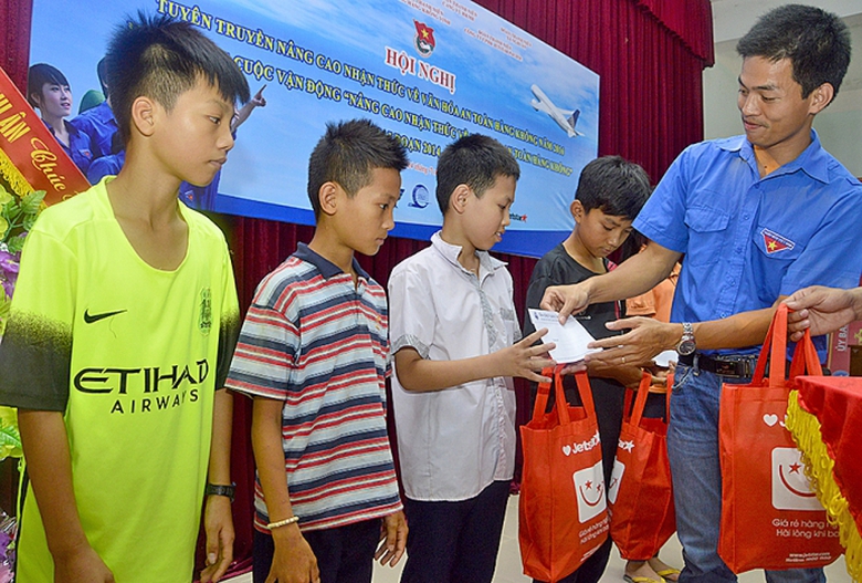 Đoàn thanh niên trao 30 phần quà cho các họ