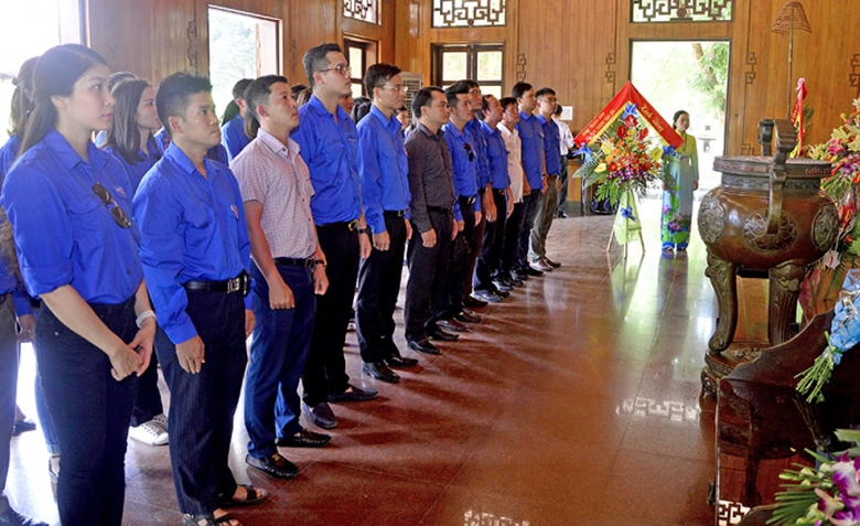 Đoàn viên thanh niên dâng hương tại quê no