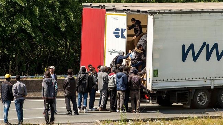 Một xe tải chở người tị nạn từ th&agrave;nh phố Calais v&agrave;