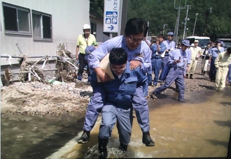 Thứ trưởng Nhật bị chỉ tr&iacute;ch v&igrave; bắt nhi&ecirc;n c&otilde;ng qua