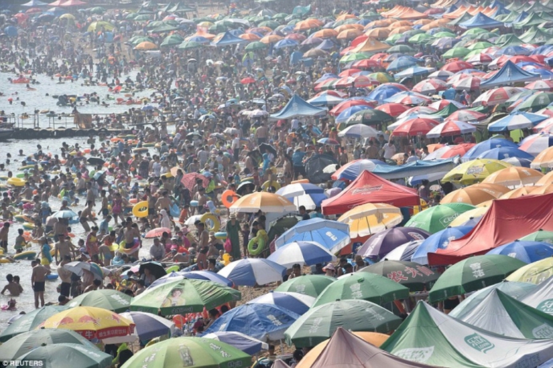 B&atilde;i biển chật cứng người tại Li&ecirc;u Ninh Trung Quốc