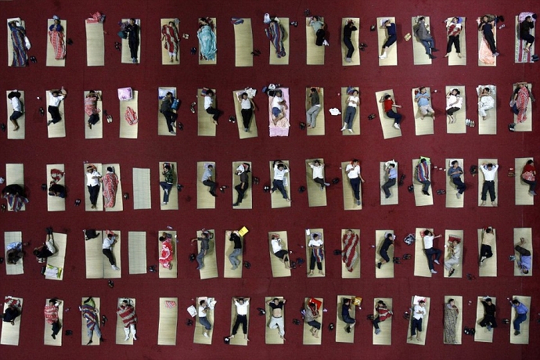 Sinh vi&ecirc;n tại Hồ Bắc rải chiếu ngủ tập thể trong p