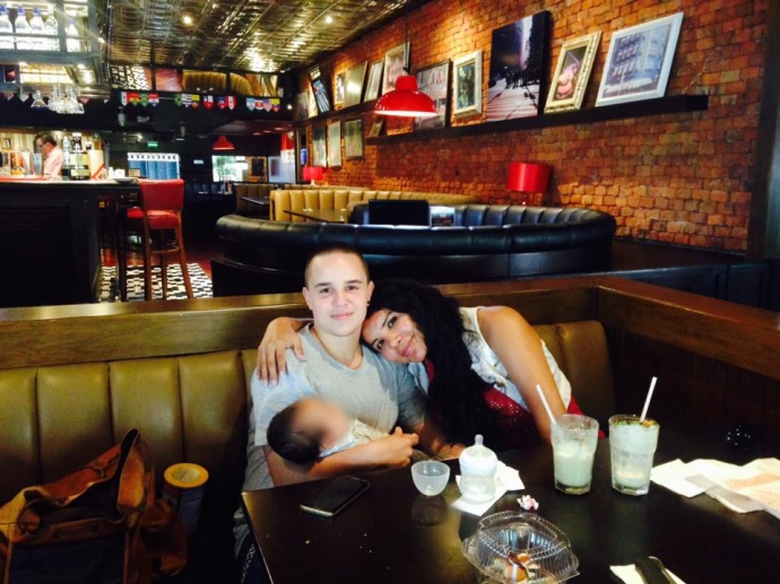 Cả hai chia sẻ h&igrave;nh ảnh gia đ&igrave;nh hạnh ph&uacute;c 