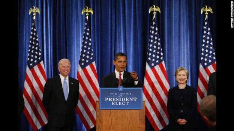 B&agrave; Clinton c&ugrave;ng Ph&oacute; Tổng thống Joe Biden đứng hai 