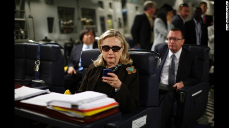 B&agrave; Clinton kiểm tra điện thoại Blackberry b&ecirc;n tron