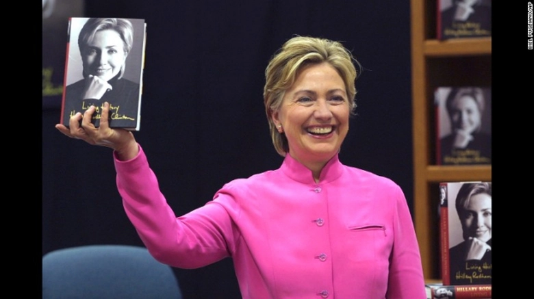 B&agrave; Clinton n&acirc;ng tr&ecirc;n cuốn s&aacute;ch Lịch sử cuộc đời tr