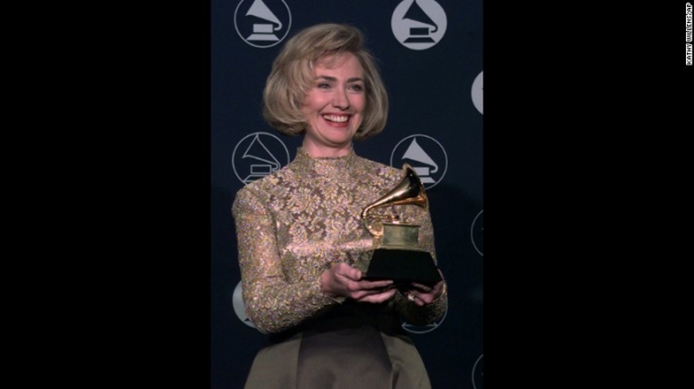 B&agrave; Clinton n&acirc;ng tr&ecirc;n tay Giải thưởng Grammy khi b&agrave;