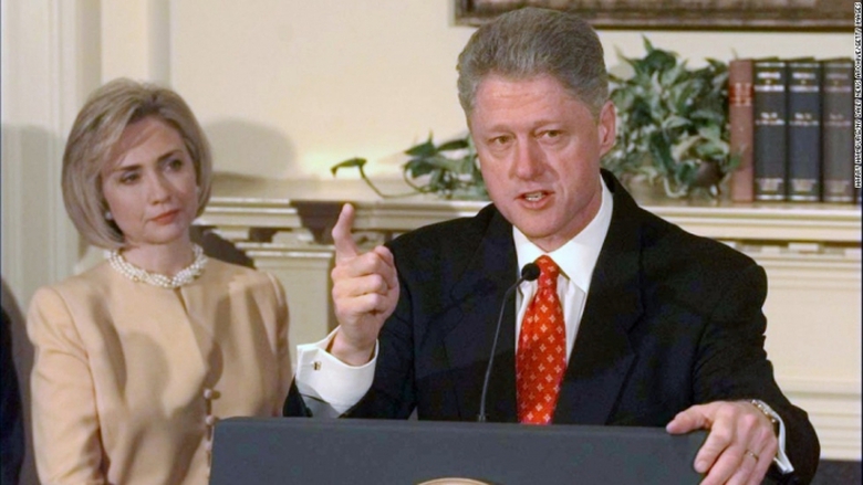 B&agrave; Clinton nh&igrave;n chồng khi &ocirc;ng chia sẻ về b&ecirc; bối qu
