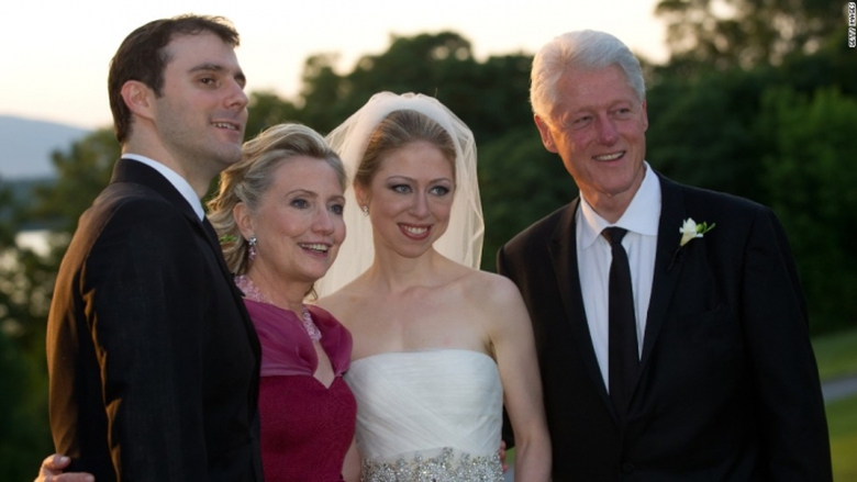 Gia đ&igrave;nh Clinton chụp ảnh trong lễ cưới của con g&aacute;