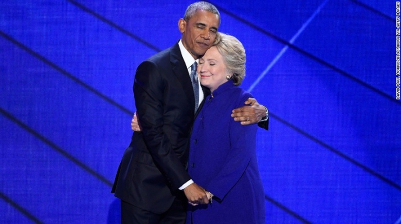 &Ocirc;ng Obama &ocirc;m b&agrave; Clinton sau khi &ocirc;ng kết th&uacute;c b&agrave;i p