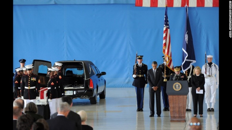 &Ocirc;ng Obama v&agrave; b&agrave; Clinton c&uacute;i đầu trong lễ đưa thi h