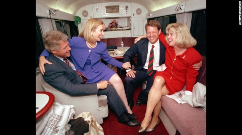 Trong chiến dịch Tổng thống năm 1992, b&agrave; Clinton n