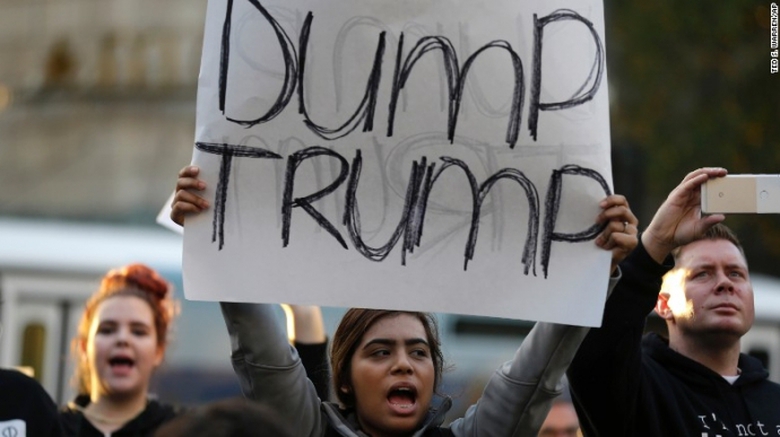 Người biểu t&igrave;nh tại Seattle giơ biển %22Dump Trump