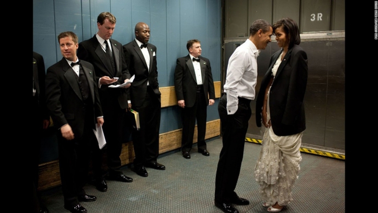 Khoảnh khắc &ocirc;ng Obama tr&ecirc;u đ&ugrave;a c&ugrave;ng vợ trong thang